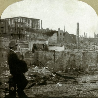 Kijkend naar het noorden op Mason St. vanaf Eddy - Ruïnes van het Fairmont $4.000.000 hotel, 1906 door Unbekannt