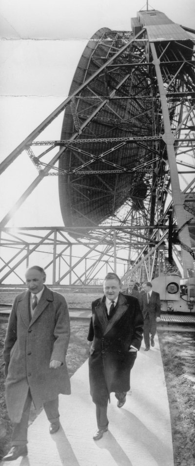 Lord Hailsham en Professor Alfred Lovell bij Jodrell Bank, Cheshire, maart 1960 door Unbekannt