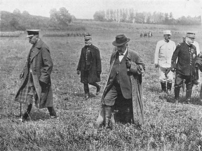 Bezoek van Lord Kitchener aan het front: Lord Kitchener, M. Millerand en Generaal Joffre vertrekken na door Unbekannt