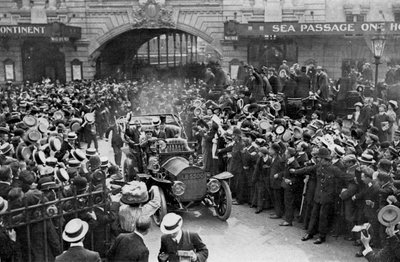 Louis Blériot op weg naar het Savoy Hotel, Londen door Unbekannt