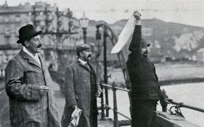 Louis Blériot op de pier in Dover na zijn vlucht over het Engelse Kanaal, 25 juli 1909 door Unbekannt