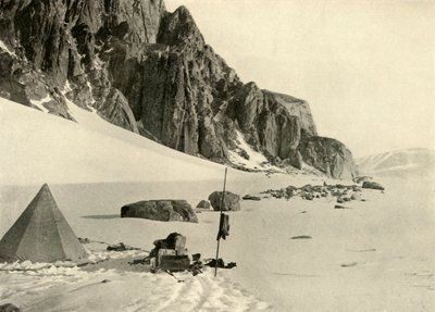 Lower Glacier Depot. De voorraden waren begraven in de sneeuw, ca. 1908, 1909 door Unbekannt