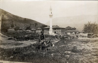 Macedonië, Griekenland: een man op een ezel voor een minaret - Ansichtkaart 1914-1918 door Unbekannt