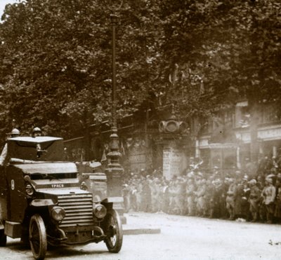 Machinegeweer gemonteerd in gepantserd voertuig, overwinningsparade, ca. 1918 door Unbekannt