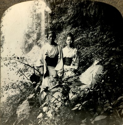Meisjes van het Land van de Rijzende Zon, onder de Kogijoku-watervallen..., ca. 1900 door Unbekannt