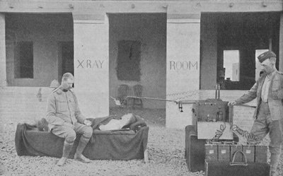 Major Battersby en zijn ordonnans maken een röntgenfoto in Soedan, ca. 1890, 1910 door Unbekannt