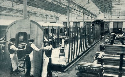 Het maken van een spoorwegwagon, 1922 door Unbekannt
