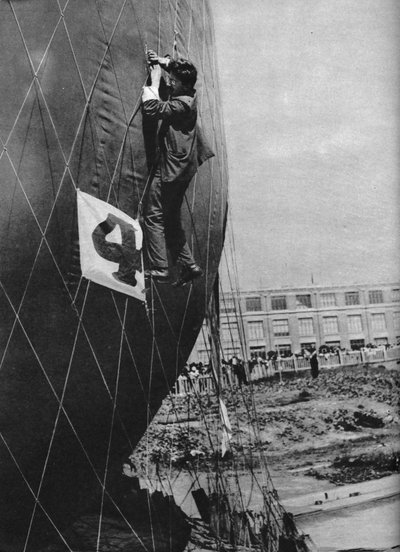 Aanpassingen maken aan het net van een ballon voordat de mand wordt bevestigd, c1935 c1937 door Unbekannt