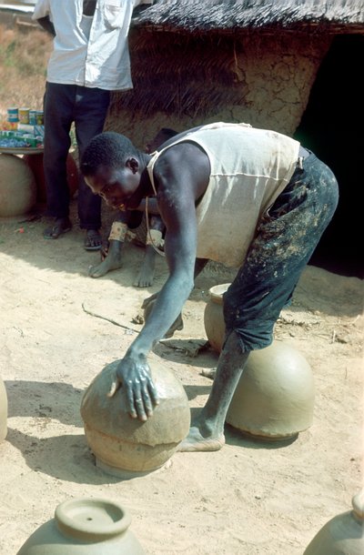 Potten maken zonder wiel, Nigeria, ca. 1966 door Unbekannt
