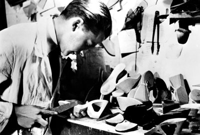 Houten schoenzolen maken, door Duitsland bezet Parijs, februari 1941 door Unbekannt