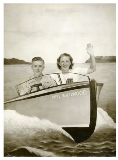 Man en Vrouw in een boot genaamd "Miss Wildwood" ca.1940 (foto) door Unbekannt