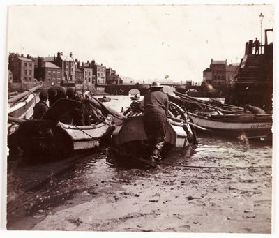 Man die een vissersboot te water laat, Whitby Haven, ca. 1901 door Unbekannt