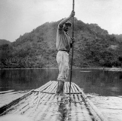 Man op een vlot, Kingston, Jamaica, 1931 door Unbekannt