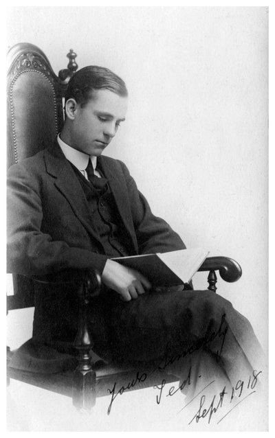 Man zittend in een stoel die een boek leest, 1918 door Unbekannt