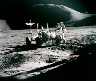 Bemande ruimtevlucht, VS, Apollo 15 astronaut James Irwin, met de Lunar Rover door Unbekannt