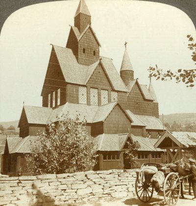 Veelgevelige houten kerk met 12e-eeuwse arcade en torentjes, Hitterdal, Noorwegen, ca. 1905 door Unbekannt