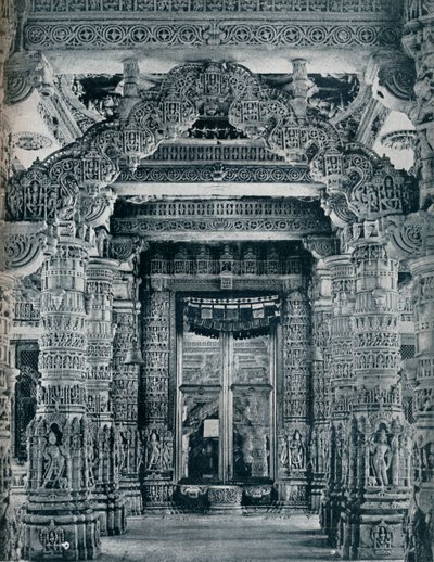Marmeren beeldhouwwerk bij een ingang van een Jain-tempel in Dilwara, Mount Abu, ca. 1100 door Unbekannt