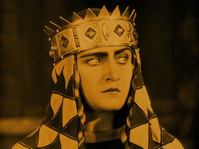 Margarete Schön als Kriemhild in de film Die Nibelungen: Kriemhilds Wraak door Fritz Lang, 1924 door Unbekannt