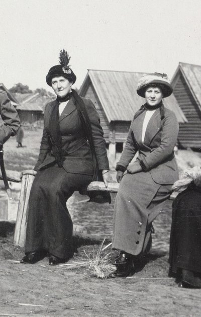 Maria Evgenyevna Golovina, secretaresse van Rasputin en Julia Alexandrovna Den door Unbekannt