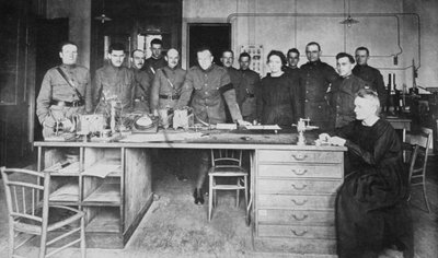 Marie Curie, Pools-Franse natuurkundige, in het Radium Instituut, Parijs, 1919 door Unbekannt