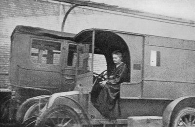 Marie Curie, in Polen geboren Franse natuurkundige, rijdt in een auto omgebouwd tot radiologische eenheid, 1914 door Unbekannt