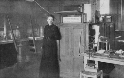 Marie Curie, Pools-Franse natuurkundige, in haar laboratorium, 1912 door Unbekannt