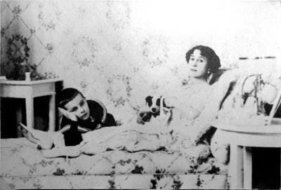 Mathilde Kschessinska, Russische prima ballerina, met haar zoon, Volodya, 1910 door Unbekannt