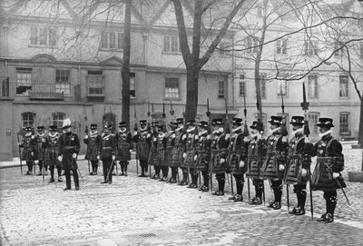 1 mei parade in de Tower of London, 20e eeuw door Unbekannt