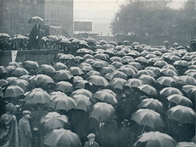 Bijeenkomst van Londense zakenlieden op Tower Hill, gehouden na het zinken van de Lusitania, c.1915 door Unbekannt