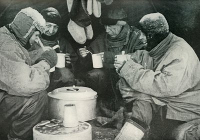 Leden van de Poolpartij eten in het kamp, ca. 1911, 1913 door Unbekannt