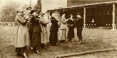 Leden van de WRNS bij revolvertraining door Unbekannt