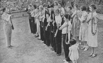 Leden van het Vrouwen Vrijwillige Verdedigingskorps worden getraind in geweeroefeningen, Tweede Wereldoorlog, 1940 door Unbekannt