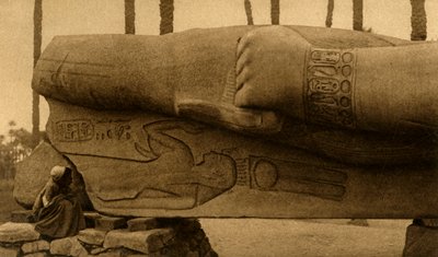 Memphis - Het kolossale standbeeld van Ramses II (detail), c1918-c1939 door Unbekannt