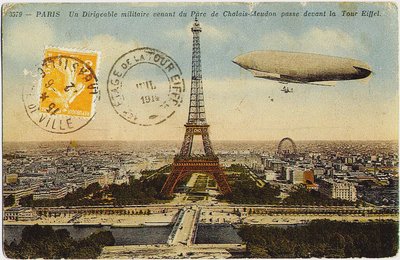 Militaire luchtschip uit het Chalais-Meudon park vliegend nabij de Eiffeltoren, 1908 door Unbekannt
