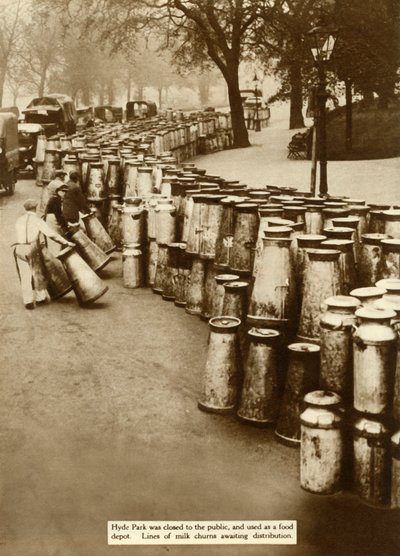Melkblikken in Hyde Park tijdens de Algemene Staking, Londen, 1926 door Unbekannt