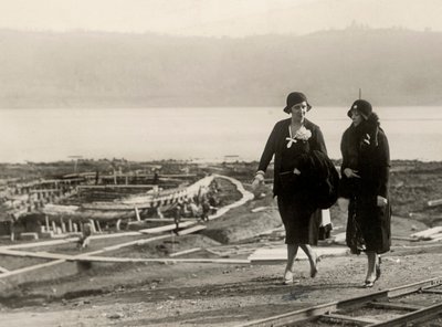 Millicent Veronica Willison, vrouw van William Randolph Hearst, bezoekt het werk voor de berging van oude Romeinse schepen uit het Meer van Nemi, ca. 1930 door Unbekannt