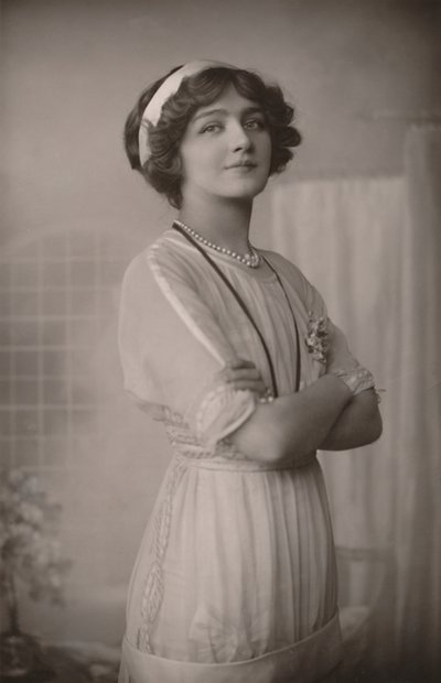 Miss Lily Elsie, 1886-1962, als Alice in de Dollar Princess, ca. 1930 door Unbekannt