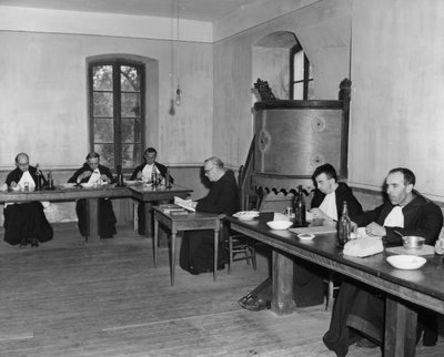 Monniken aan het diner in de refter, Asile St Leon, Frankrijk, c1947-1951 door Unbekannt