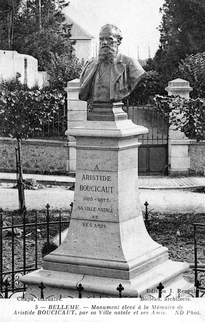 Monument voor Aristide Boucicaut buiten zijn huis in zijn geboortestad Bellême, Frankrijk (litho) door Unbekannt