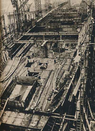 Meer dan 300 meter lang. Romp van de Queen Mary in de vroege dagen van de bouw, 1930-1934, 1936 door Unbekannt