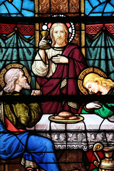 Kathedraal van Moulins. Glas-in-loodraam. Het Laatste Avondmaal is de laatste maaltijd die Jezus deelde met zijn apostelen in Jeruzalem, 20160603, Moulins, Europa door Unbekannt