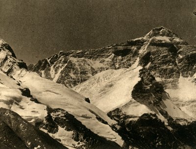 Mount Everest vanaf het basiskamp, ca. 1918-1939 door Unbekannt