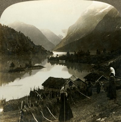 Met bergen omgeven Loenmeer - ongeëvenaard in schoonheid en grandeur - vanaf Seten boerderij, Noorwegen, ca. 1905 door Unbekannt