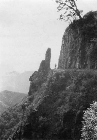 Bergen tussen Kalsi en Chakrata, India, 1917 door Unbekannt