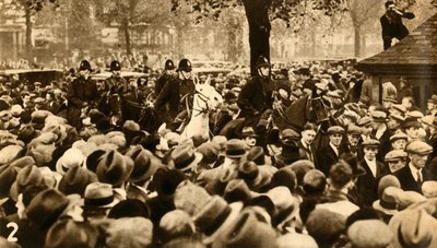 Bereden politie en demonstranten, Means Test-protesten, Hyde Park, Londen, 1932, 1933 door Unbekannt