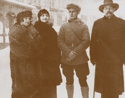 Moura Budberg tweede van links met Maxim Gorky rechts, c. 1920 door Unbekannt