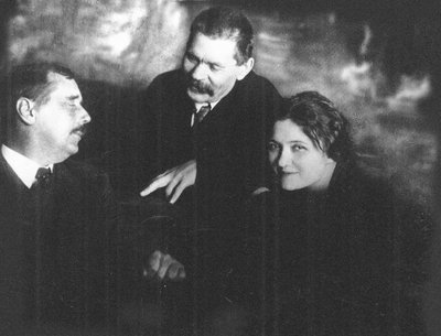 Moura Budberg met Herbert George Wells en Maxim Gorky in Petrograd, 1920 door Unbekannt