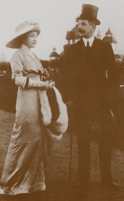Moura Budberg met haar eerste echtgenoot von Benckendorf bij de paardenraces in Berlijn, 1913 door Unbekannt