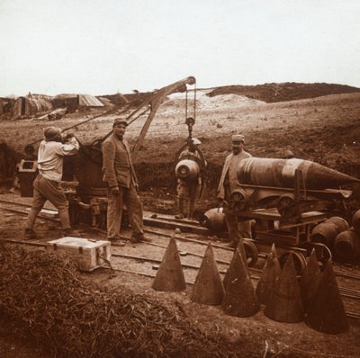 Verplaatsen van schelpen met kraan, Genicourt, Noord-Frankrijk, ca. 1914-1918 door Unbekannt