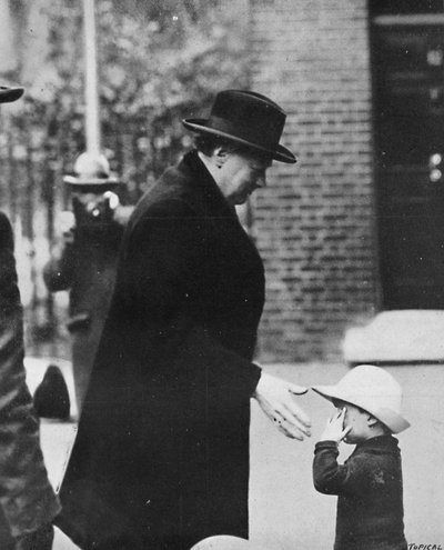 Mr. Churchill bij een kabinetsvergadering tijdens de Algemene Staking in 1926, 1926, 1945 door Unbekannt